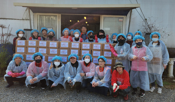 푸른여성연합이 ‘김장김치! 전통문화를 나누고 잇다’라는 슬로건으로어려운 이웃을 위한 김장을 했다. 