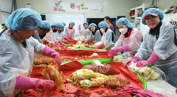  김치를 만드는 푸른여성연합 회원들.