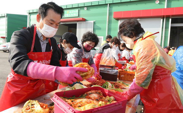 임용식 조합장(왼쪽)이 고향주모 회원들과 김치를 담그고 있다.