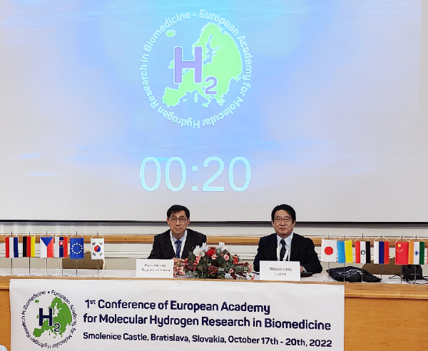 지난 10월 슬로바키아에서 열린 유럽 분자 수소 생의학 연구 아카데미(European Academy for Molecular Hydrogen Research in Biomedicine) 컨퍼런스에서 이규재 교수(사진 왼쪽)는 ‘수소, 생명의 에너지(HYDROGEN, LIFE ENERGY)’를 주제로, 일본의 오타 시게오 교수(사진 오른쪽)는 ‘분자 수소의 발전과 미래 역할(DEVELOMPENT OF HYDROGEN MEDICINE AND ITS MISSION FOR THE FUTURE)’을 주제로 발표했다. 이 교수는 “인체는 30조 개 이상의 세포로 구성되어 있으며 가장 작은 원소인 수소가 미토콘드리아에 도달해 에너지 생산을 돕고 항산화 활동을 하므로 수소는 모든 생명체의 에너지”라고 강조했고, 오타 시게오 교수는 “세계적인 고령화 추세에서 수소 의학이 심정지 후 치료, 치매, 진행성 암, 고령화에 따른 생활습관병과 같은 심각하고 긴급한 문제의 극복 가능성을 보여주고 있다”며 “앞으로 이러한 도전이 대규모 임상시험에 의해 증명되기를 희망한다”고 밝혔다. 오타 시게오 교수는 분자 수소의 생의학적 기능을 발견하고 2007년 세계적 학술지인 Nature Medicine에 'Hydrogen acts as a therapeutic antioxidant by selectively reducing cytotoxic oxygen radicals(수소는 세포독성 활성산소를 선택적으로 감소시켜 치료용 항산화제로 작용한다)'라는 제목의 역사적 논문을 발표한 바 있다. 이 논문은 Google Scholar와 Scopus에서 각각 2200여 회와 1500여 회 인용됐다.  [사진 = 이규재 회장 발제 자료]