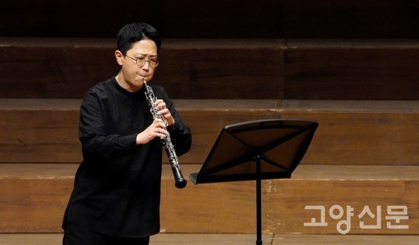 추모곡을 연주한 오보에 연주자 안지윤 [사진=김정호 사진작가]