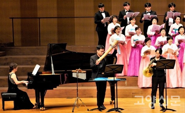 이날 합창제는 다채로운 악기의 협연으로 보다 풍성한 무대가 연출됐다. [사진=김정호 사진작가]