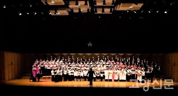 출연진 전원이 함께 무대에 오른 피날레 무대 [사진=김정호 사진작가]