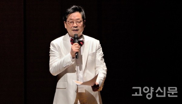 공연 총감독과 사회를 맡은 손덕기 경기문화예술인포럼 대표 [사진=김정호 사진작가]
