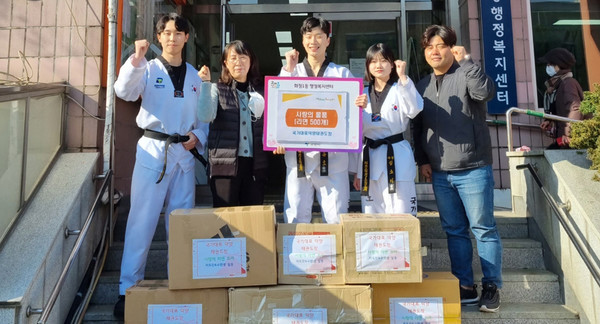 국가대표덕양태권도장이 지역의 어려운 이웃을 위해 라면 500개를 화정1동에 기탁했다.