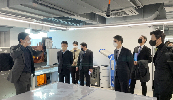 윤건상 고양시 일자리경제국장, 이정열 중부대 총장, 한준호 국회의원이 중부대 메이커 스페이스 관계자로부터 설명을 듣고 있다.