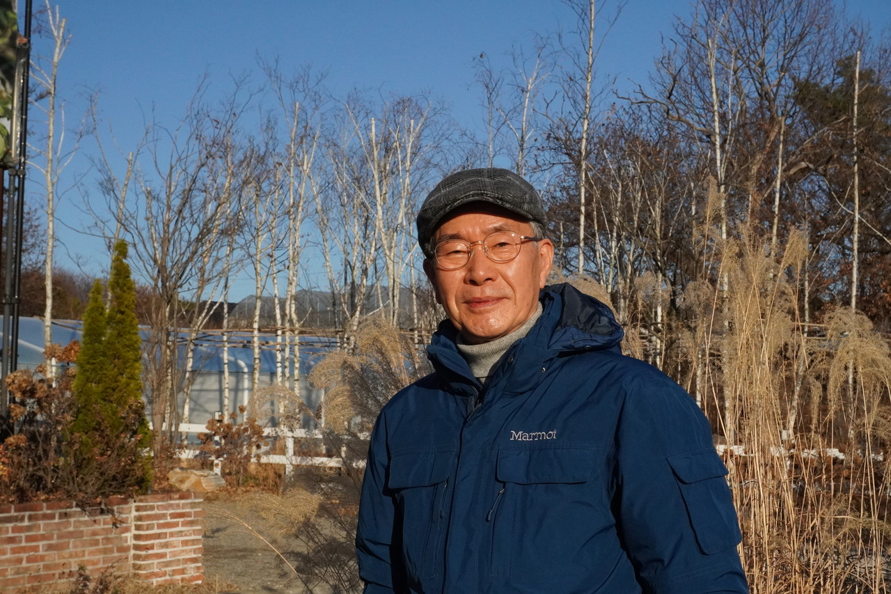 허형만 시인은 내년이면 등단 50주년을 맞이하게 된다. 지금까지 낸 스무 권의 신작시집은 ‘시를 써야할 때 쓰지 않으면 정작 시를 쓰고 싶을 때 쓸 수 없다’라는 신조를 지킨 결과다.  [사진 =유경종 기자] 