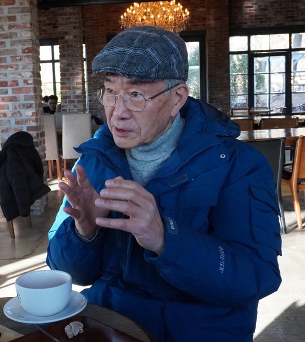 허형만 시인은 “이미 써놓은 시들을 제때 묶어서 펴내야 이후에 새로운 시를 쓸 수 있다. 마치 고인 물을 퍼내는 것과 같은 이치다”라고 말했다.  [사진 = 유경종 기자] 