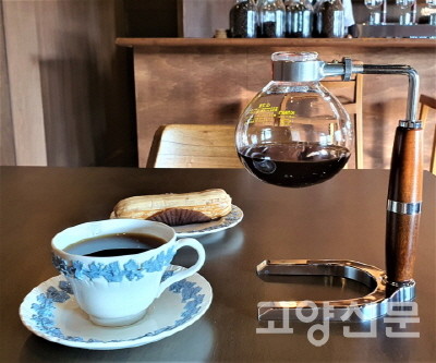 사이펀으로 내린 스가모 블랜드 커피