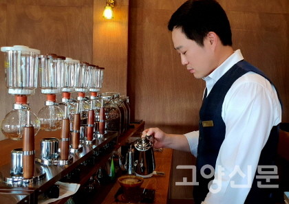 핸드드립 커피를 내리고 있는 이무림 대표