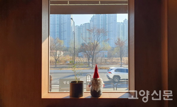 창문으로 보이는 바깥 풍경