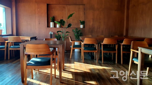 덕이동에 자리한 로스터리 카페 '커피스가모' 