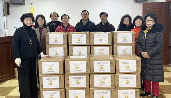 마두2동 주민자치회 취약계층에 생활필수품 등을 전달하며 온정을 나누는 ‘사랑나눔행사’를 진행했다.