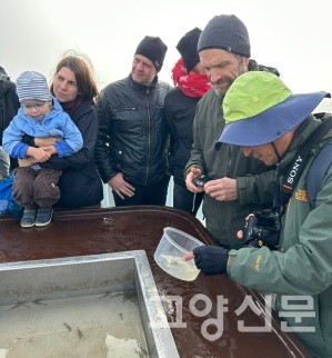 선상 저서생물 관찰 [사진=한동욱]