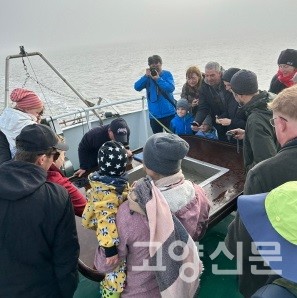 선상 저서생물 관찰 [사진=한동욱]