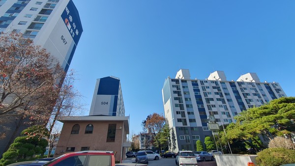 지난달 예비안전진단에서 탈락한 백송마을5단지. 일산의 재건축 추진위 관계자들은 “이번 정부의 안전진단 합리화 방안으로는 여전히 일산의 재건축 추진이 힘들다”고 말한다.