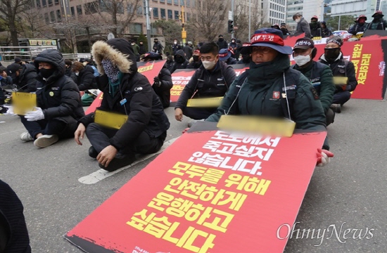 정부는 노동자의 권리가 보장돼야 한다는 국제노동기구의 권고를 무시하고 화물노동자들에게 '업무개시명령'을 내렸다. [사진출처=오마이뉴스 Ⓒ유성호]