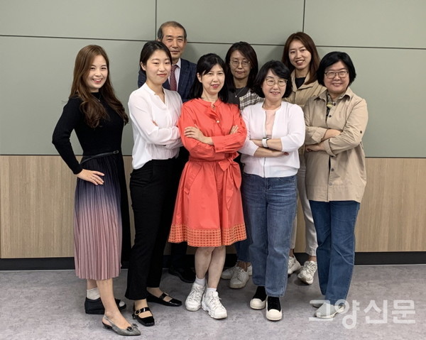 일산시장 기록집을 함께 만든 일산도서관 아카이빙 시민단. 왼쪽부터 조문주, 이수민, 김문석, 배지영, 성수정, 박경숙, 박혜인, 김연순씨 [사진제공=일산도서관]