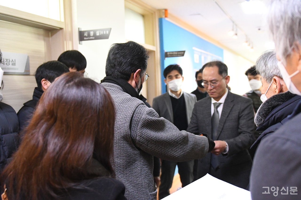 기자회견을 마친 참석자들이 일정상의 이유로 자리를 비운 이동환 시장을 대신해 이상동 비서실장을 만나 서명부를 전달했다.