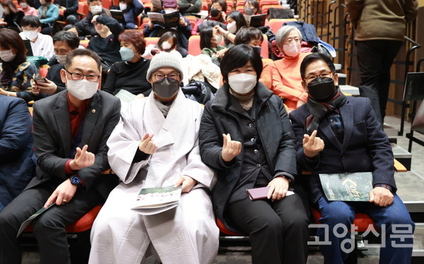 (왼쪽부터) 김완규 경기도의원, 여래사 각심 스님, 심홍순 경기도의원, 황선범 두레콘서트 대표 [사진=최영환]