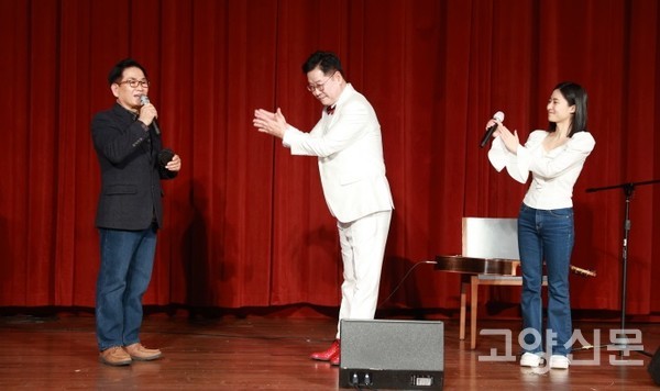 14년째 매달 두레콘서트를 열고 있는 황선범 대표와 손덕기 감독 (왼쪽부터) [사진=최영환]