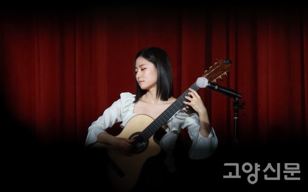 140회 두레콘서트 무대에서 멋진 연주를 들려준 기타리스트 장하은