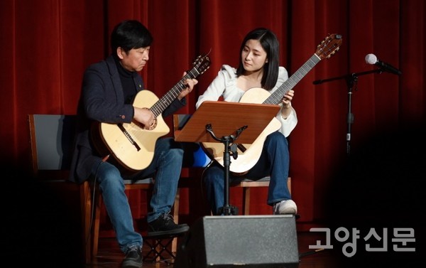 아버지이지 스승인 장형섭 기타리스트와의 듀오 연주 [사진=최영환]