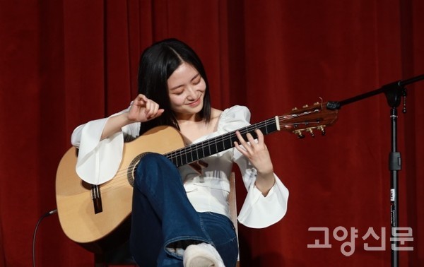 이날 공연에서 장하은 기타리스트는 세계적 명성에 어울리는 감동의 연주를 선사했다. [사진=최영환]