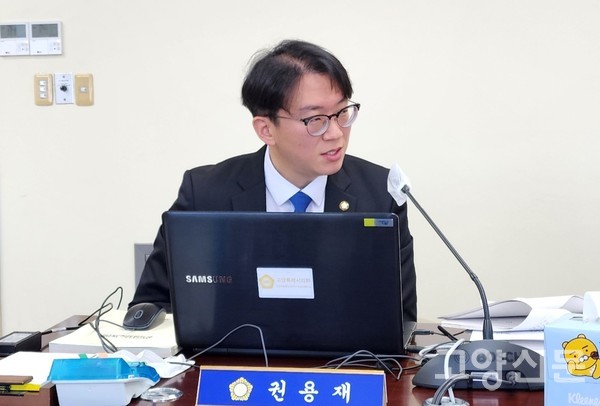 20일 권용재 시의원이 고양시의회 건설교통위원회에서 발언하고 있다.
