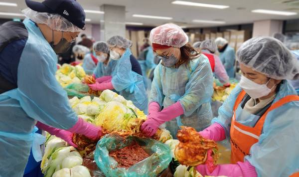 김장을 담그는 흰돌종합사회복지관 관계자와 지역 단체들.