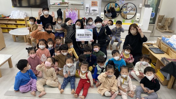 덕양1지부 어린이집 총 12곳에 기탁된 ‘나눌거양 후원 저금통’ 전달식에 함께한 어린이들