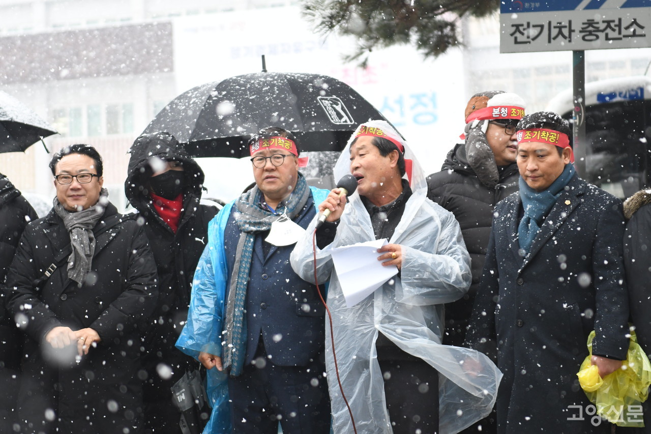 규탄발언을 하고 있는 장석률 신청사 원당 존치위원회 위원장