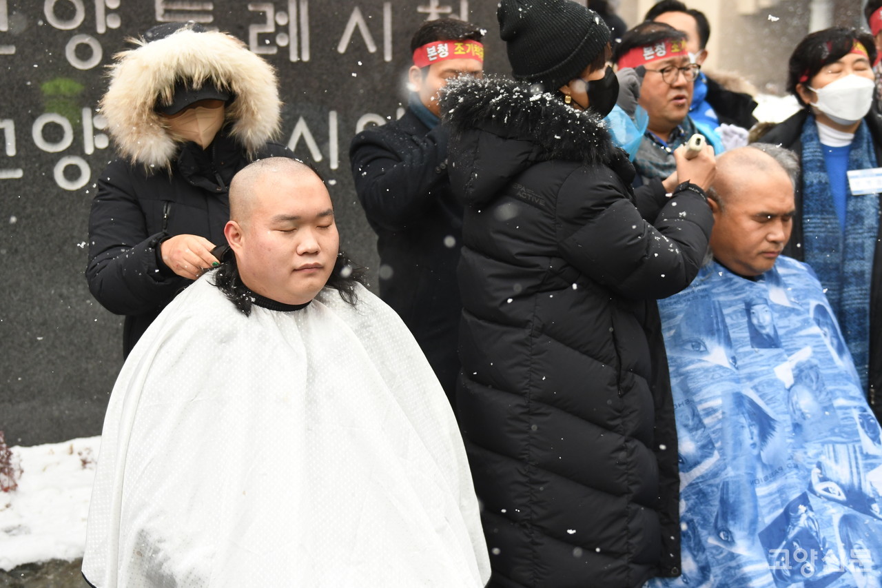 삭발식을 진행한 박현우 국민의힘 시의원(왼쪽)과 문재호 민주당 시의원(오른쪽)