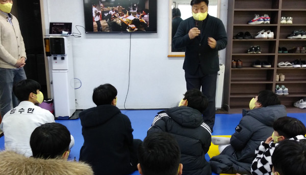 탄현1동 주민자치회 문화예술분과가 청소년 야간체육활동 공간 확보를 위한 공청회를 개최했다.