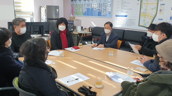 주엽1동이 주엽1동 직능단체장 간담회를 진행하고 있다.