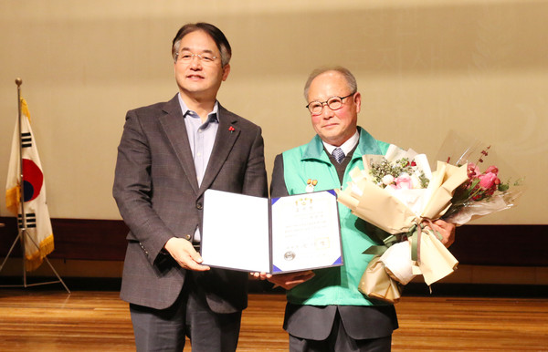 최범락 성사1동협의회장(오른쪽) 대통령표창을 받았다. 이동환 고양시장(왼쪽)이 대통령상을 전달했다.