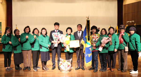관산동부녀회가 봉사에 앞장서는 우수동에서 대상을 차지했다. 