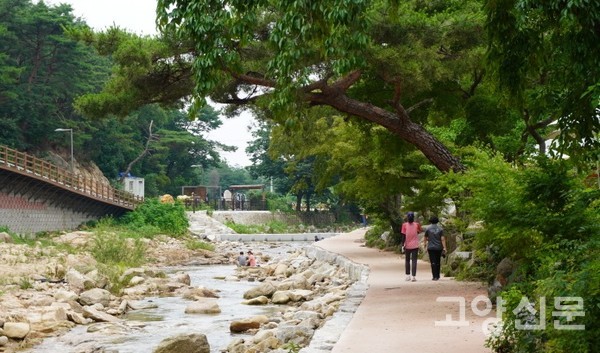 창릉천 상류부에 조성된 창릉천 푸른숲길 산책로