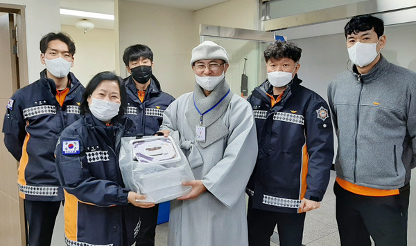 일산노인종합복지관이 동지를 맞아 올 한해 복지관과 함께한 단체와 기관에 동지팥죽 나눔을 진행했다. 