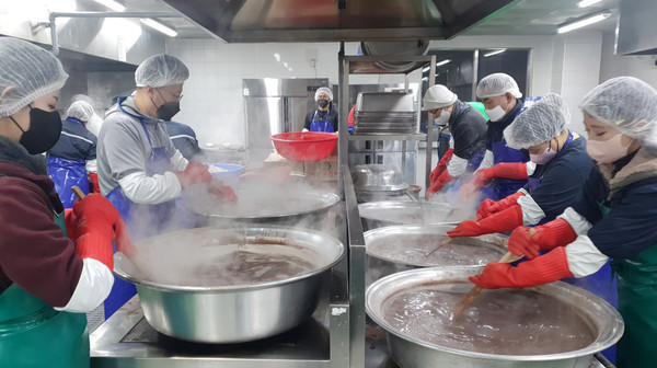 팥죽을 만들고 있는 일산노인종합복지관 관계자들