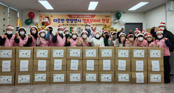 행신4동 행정복지센터가 식료품 박스를 지역 내 독거노인 200가구에 지원했다. 