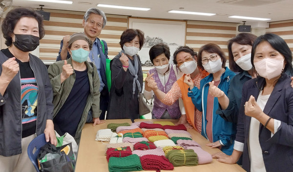 주교동 주민자치회가 직접 뜬 손뜨개 목도리 30개를 지역 내 취약 계층 주민들에게 전달했다.