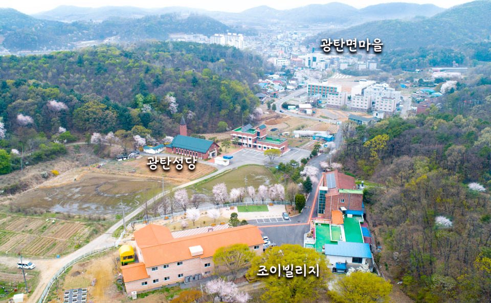 광탄성당은 광탄면 마을과 조이빌리지를 연결하는 데 큰 도움을 주고 있고, 조이빌리지 역시 적극적인 교류와 활동을 통해 지역사회 공동체와 함께 어우러지는 새로운 모델을 만들어가고 있다.