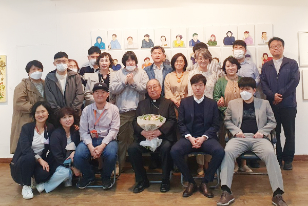 상설 갤러리에서 조이빌리지 가족들이 기념촬영을 했다.