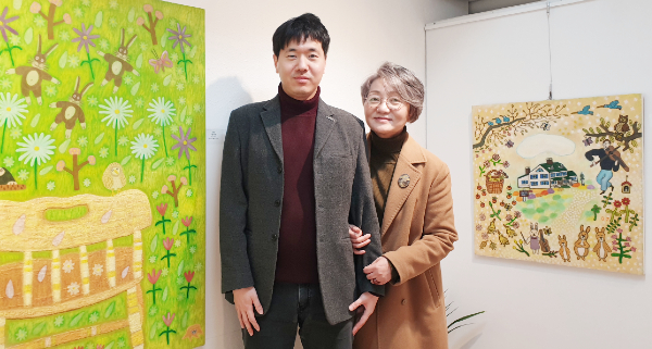 (사진 왼쪽부터) 발달장애 화가 김범진 작가와 어머니인 황진오 씨. 김 작가는 2005년 SBS '그것이 알고 싶다 - 서번트, 축복받은 천재들의 초대' 편에 출연해 화제의 인물이 됐고, 2009년엔 최인호 작가의 소설 『상도』 청소년판의 삽화도 그렸다. 