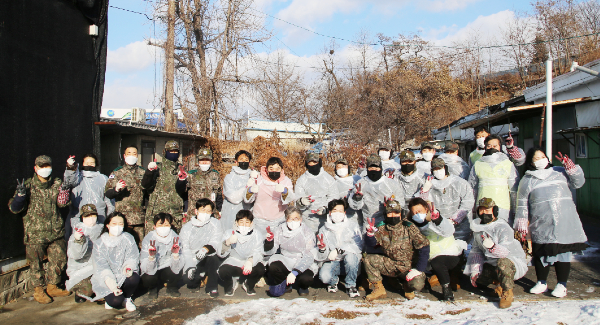 사랑의 연탄 나눔 봉사활동에 나선 한국항공대 교직원과 재학생, 11항공단 장병들이 기념촬영을 했다. [사진 = 항공대]