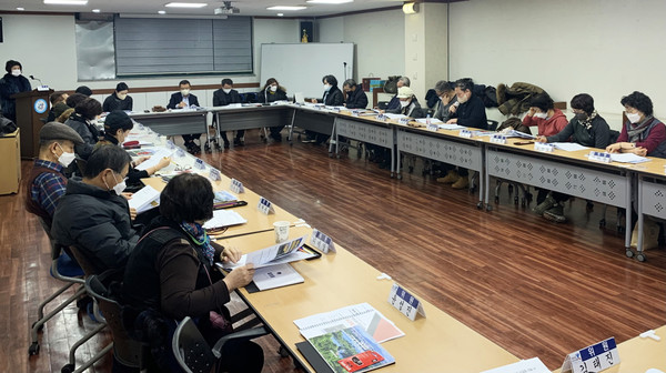 장항2동 주민자치회가 장항2동 행정복지센터 2층 대회의실에서 올해의 마지막 정기회의를 개최했다.