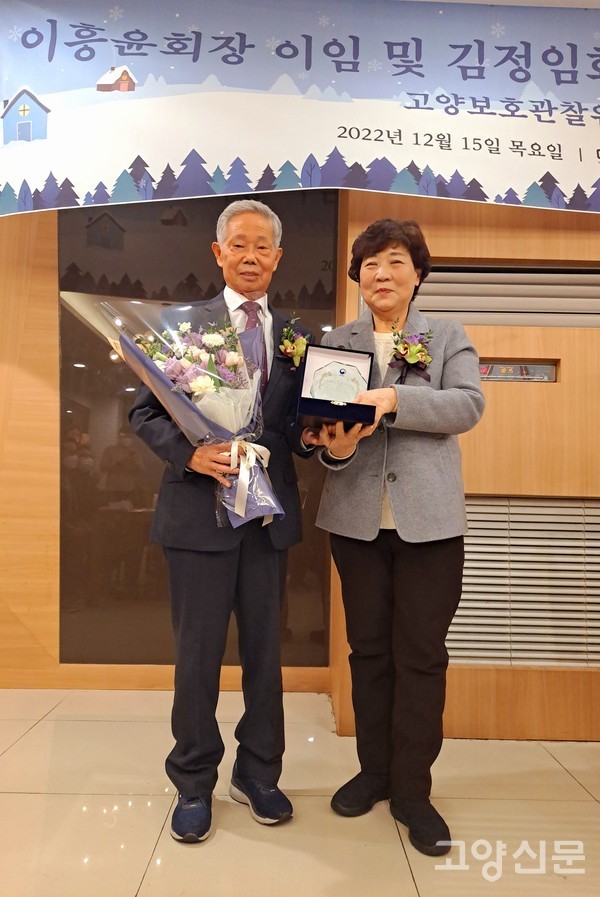 사진 왼쪽 이흥윤 이임 회장 오른쪽 신임 김정임 회장