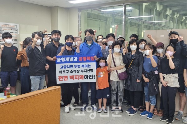 한준호 국회의원이 지난 9월 3일 마포 소각장 주민감시단을 방문해 소각장 반대 목소리에 함께하는 모습.  