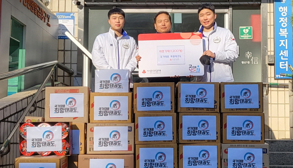 국가대표희망태권도가 지역 내 취약계층을 돕기 위한 라면 1,200개를 행신1동 행정복지센터에 기탁했다.